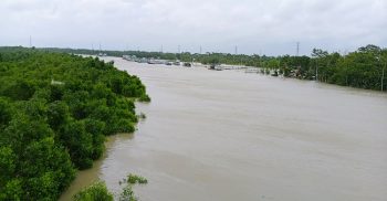 ঘূর্ণিঝড় ইয়াস ও পূর্ণিমার প্রভাবে পটুয়াখালীতে বেড়িবাঁধ উপচে প্লাবিত ২১ গ্রাম