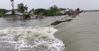 খুলনা উপকূলে বাঁধ ভেঙে প্লাবিত লোকালয়