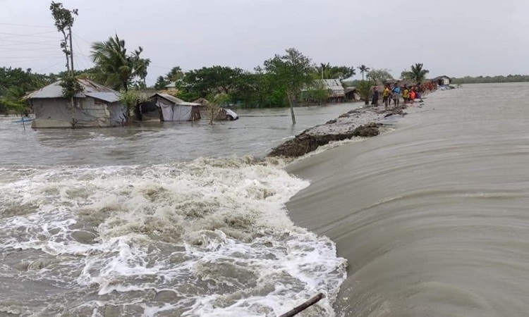 খুলনা উপকূলে বাঁধ ভেঙে প্লাবিত লোকালয়
