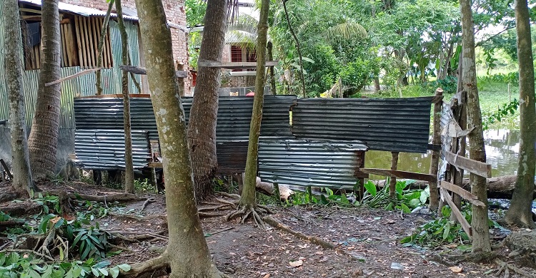 গলাচিপা পৌরসভার রাস্তায় বেড়া, ঘরবন্দী কয়েকটি পরিবার