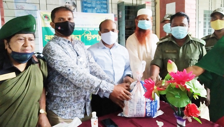 সাপাহারে আনসার ও ভিডিপি সদস্যরা পেল ঈদের শুভেচ্ছা উপহার