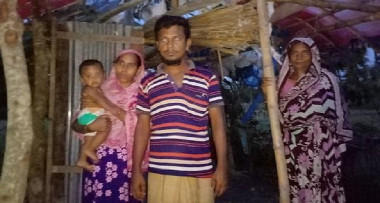 গলাচিপায় ঘরের অভাবে মানবেতর জীবন যাপন আকতারুজ্জামানের পরিবারের
