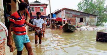 ঘূর্নিঝড় ইয়াসের প্রভাবে বঙ্গোপসাগর উত্তাল: দু’টি বেরিবাধ ভাংগা অংশ দিয়ে পানি প্রবেশ করে তলিয়ে গেছে গ্রামের পর গ্রাম
