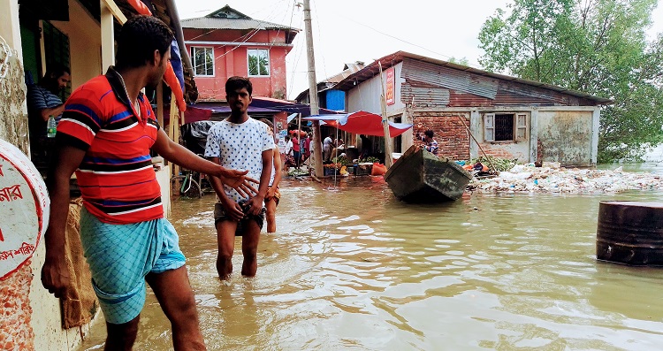 ঘূর্নিঝড় ইয়াসের প্রভাবে বঙ্গোপসাগর উত্তাল: দু’টি বেরিবাধ ভাংগা অংশ দিয়ে পানি প্রবেশ করে তলিয়ে গেছে গ্রামের পর গ্রাম