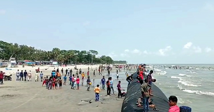 কুয়াকাটায় মাইকিং করে দর্শনার্থীদের ফেরৎ পাঠালেন ট্যুরিস্ট পুলিশ