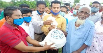 গলাচিপায় বেড়িবাঁধ ভেঙ্গে নিম্নাঞ্চল প্লাবিত অসহায়দের শুকনো খাবার বিতরণ