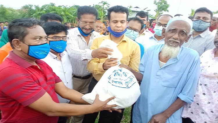 গলাচিপায় বেড়িবাঁধ ভেঙ্গে নিম্নাঞ্চল প্লাবিত অসহায়দের শুকনো খাবার বিতরণ