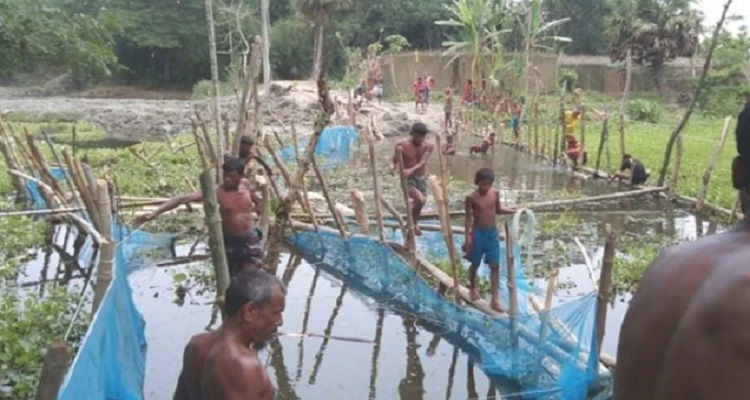 রাস্তার নামে বাঁধ দিয়ে খাল দখলের পাঁয়তারা