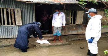 কলাপাড়ায় ক্ষতিগ্রস্থদের বাড়ি বাড়ি গিয়ে ত্রান সামগ্রী পৌঁছে দিয়েছে নৌ-বাহিনীর সদস্যরা