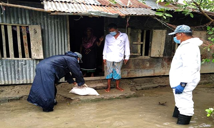 কলাপাড়ায় ক্ষতিগ্রস্থদের বাড়ি বাড়ি গিয়ে ত্রান সামগ্রী পৌঁছে দিয়েছে নৌ-বাহিনীর সদস্যরা