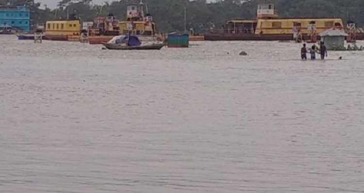 ঘূর্ণিঝড় ইয়াসের প্রভাবে ডুবে গেছে গলাচিপা ফেড়ির গ্যাংওয়ে; সড়ক যোগাযোগ বিচ্ছিন্ন