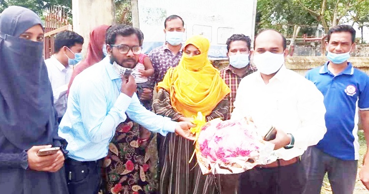 সাপাহারে বিশেষ চাহিদা সম্পূন্ন শিশুদের মাঝে শিশু খাদ্য বিতরণ