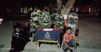 বর্ডার সিকিউরিটি ফোর্স ৩.২৬৩  কেজি রুপার গহনা সহ ০১ চোরাকারবারীকে গ্রেপ্তার করেছে