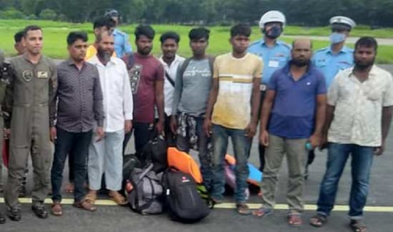 ডুবে যাওয়া জাহাজের ১২ নাবিককে উদ্ধার করলো বিমান বাহিনী