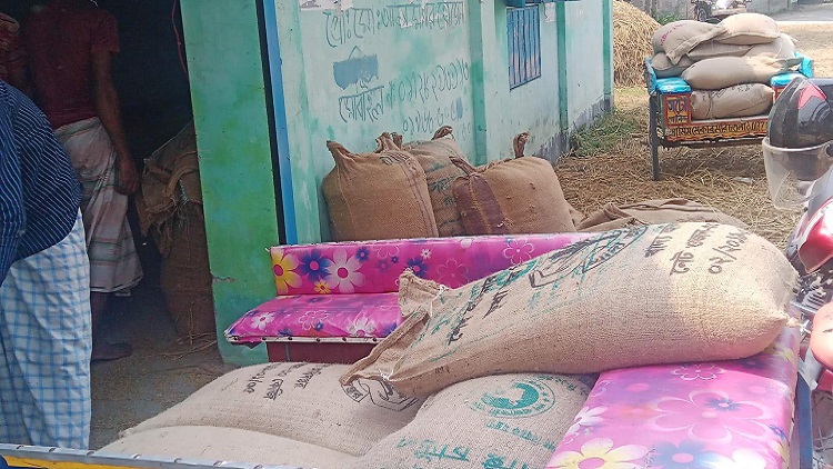 বগুড়ায় ৯৯৯ এ ফোন পেয়ে ভিজিডি কার্ডের ১৮ বস্তা চাল জব্দ