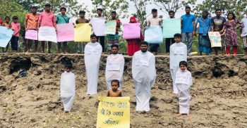 সাতক্ষীরা উপকূলে টেকসই বাঁধ নির্মাণের দাবিতে কাফনের কাপড় পরে অবস্থান