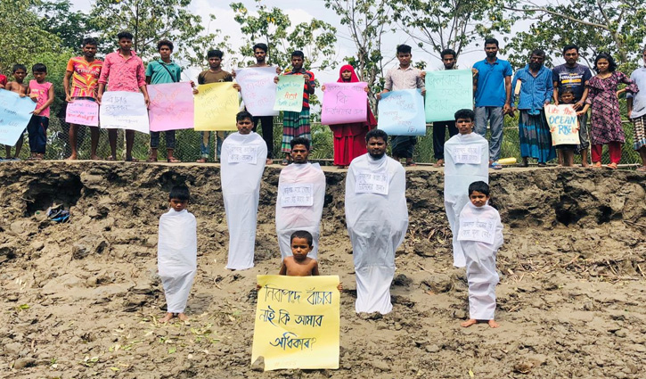 সাতক্ষীরা উপকূলে টেকসই বাঁধ নির্মাণের দাবিতে কাফনের কাপড় পরে অবস্থান