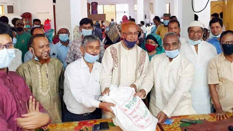 সাড়ে ৭ হাজার পরিবারে পৌঁছে গেলো শিক্ষামন্ত্রীর ঈদ উপহার