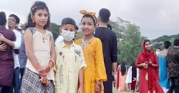 ঈদে পায়রা নদীর ব্লকপাড়ে দর্শনার্থীদের উপচে পড়া ভিড়