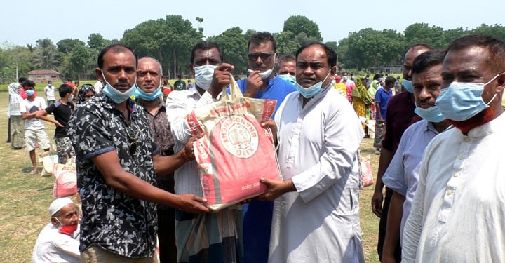 ঝিনাইদহে সংসদ সদস্য কর্তৃক কর্মহীন শ্রমিক পরিবারের মাঝে খাদ্যসামগ্রী বিতরণ
