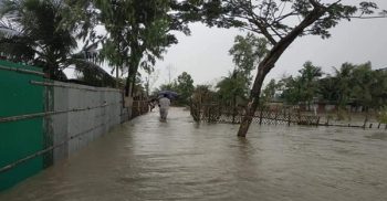 জোয়ারের পানি ও ঘূর্ণিঝড় ইয়াসের প্রভাবে থইথই কক্সবাজারের উপকূল