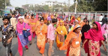 ছুটি বাড়াতে পোশাক শ্রমিকদের বিক্ষোভ