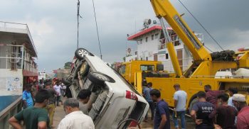 দৌলতদিয়া ঘাটের পন্টুনের তার ছিঁড়ে পদ্মায় মাইক্রোবাস