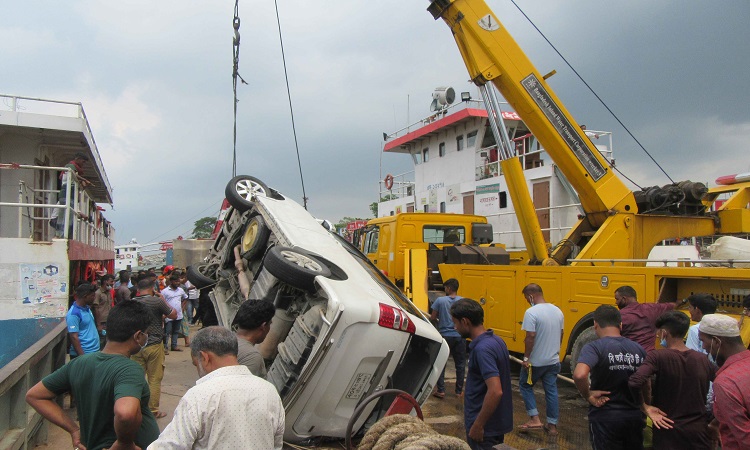 দৌলতদিয়া ঘাটের পন্টুনের তার ছিঁড়ে পদ্মায় মাইক্রোবাস