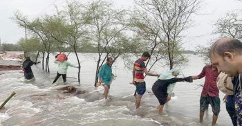 বরগুনার বেতাগীতে আশ্রয়কেন্দ্রে যাওয়ার পথে পানিতে পড়ে শি’শুর মৃ’ত্যু