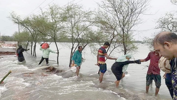 বরগুনার বেতাগীতে আশ্রয়কেন্দ্রে যাওয়ার পথে পানিতে পড়ে শি’শুর মৃ’ত্যু