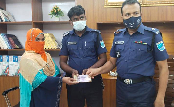 বন্দরে মুক্তিপণের উদ্ধারকৃত টাকা আদালতের নির্দেশে বাদীনির হাতে হস্তান্তর