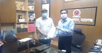 রুপগঞ্জের কায়েতপাড়ার জমি রক্ষার দাবীতে ডিসিকে স্মারকলিপি প্রদান