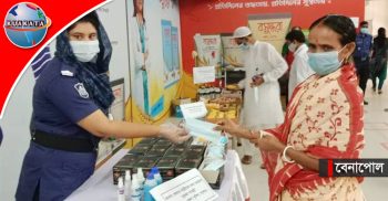 বেনাপোলে যাত্রীদের হাতে করোনা সুরক্ষা সামগ্রী তুলে দিচ্ছে যশোর জেলা পুলিশ