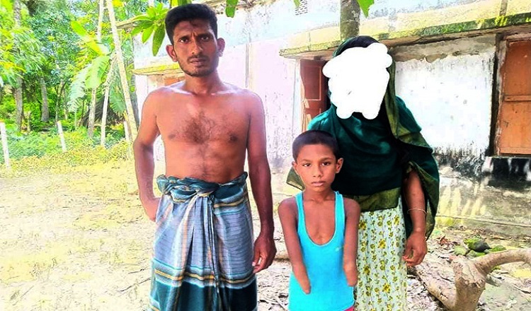 কোটচাঁপুরে প্রতিবন্ধী শিশুর পিতা মাতাকে পিটিয়ে জখমের পর বাড়িঘর ভাংচুর, থানায় অভিযোগ