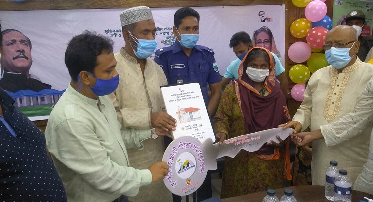 আত্রাইয়ে ভূমিহীন ও গৃহহীনদের নিকট সরকারী বাড়ি হস্তান্তর