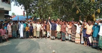 নওগাঁর মান্দায় মাছ ব্যবসায়ীদের মানববন্ধন