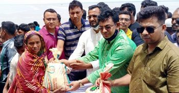 কলাপাড়ায় বানভাসি মানুষের পাশে কেন্দ্রীয় যুবলীগের সাংগঠনিক সম্পাদক সোহাগ