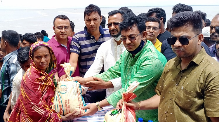 কলাপাড়ায় বানভাসি মানুষের পাশে কেন্দ্রীয় যুবলীগের সাংগঠনিক সম্পাদক সোহাগ