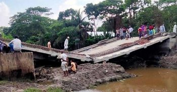 কুয়াকাটায় ধ্বসে পড়েছে নির্মাণাধীন ব্রিজ