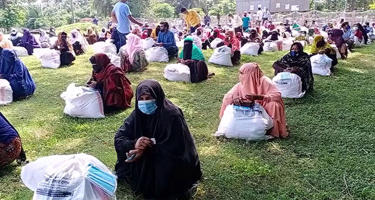 কুয়াকাটায় ৩ শ‘ পরিবারের মাঝে খাদ্য সহায়তা প্রদান