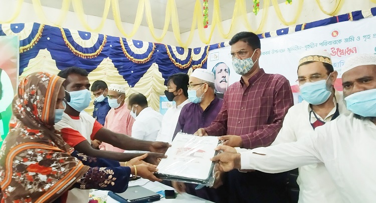 সাপাহারে প্রধানমন্ত্রীর উপহার জমিসহ ঘর পেল আরও ৬০ টি ভূমিহীন গৃহহীন পরিবার
