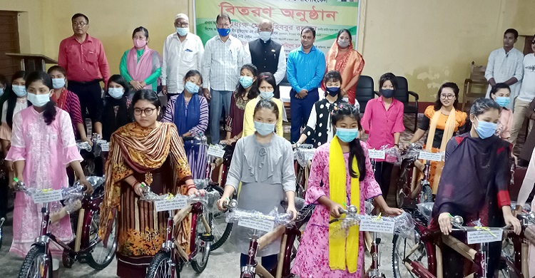 কলাপাড়ায় রাখাইন জনগোষ্ঠীর ৩০ শিক্ষার্থী পেল প্রধানমন্ত্রীর উপহারের বাই সাইকেল
