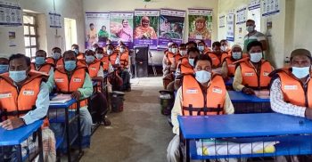 সমুদ্রগামী প্রশিক্ষিত ট্রলার মাঝিদের মাঝে লাইফ জ্যাকেট বিতরণ