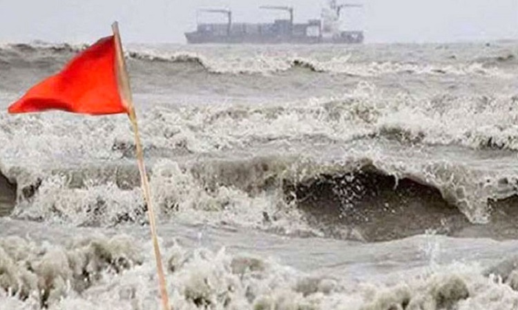 চার উপকূলীয় এলাকার সমুদ্র বন্দরে ৩ নম্বর সংকেত