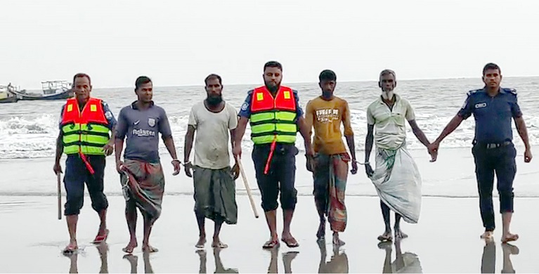৪ টি মাছ ধরা ট্রলারসহ ১৬ জেলে আটক