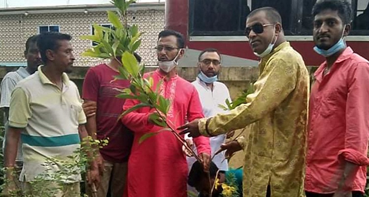 “উপক‚ল হবে সবুজ দেয়াল” বৃক্ষ রোপনে নেমে পড়েছে মহিপুর যুবলীগের নেতাকর্মীরা