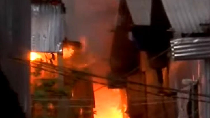 রাজধানীর মহাখালীর সাততলা বস্তিতে ভয়াবহ অগ্নিকাণ্ডের পুড়ে গেছে কয়েকশ’ ঘর