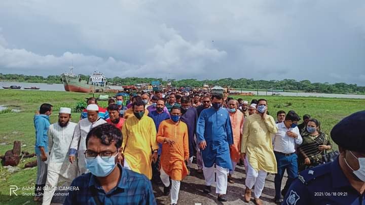 গলাচিপায় নৌ পরিবহন প্রতিমন্ত্রীর আগমনে উপজেলা আওয়ামী লীগের ফুলেল শুভেচ্ছা