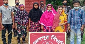মহেশপুর সীমান্তে থামছে না অবৈধ পারাপার, বিজিবির হাতে নারী শিশুসহ ১০ জন আটক