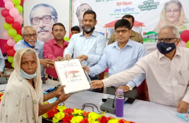 গলাচিপায় ঘর পেল ৫০০ ভূমিহীন ও গৃহহীন পরিবার